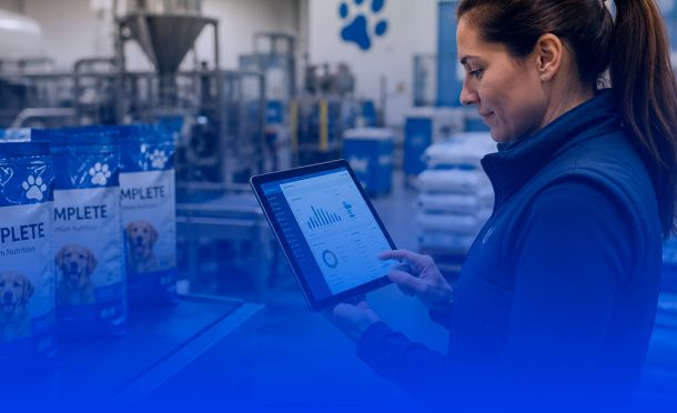 Mulher com tablet na mão acessando dashboard de dados em ambiente de indústria pet