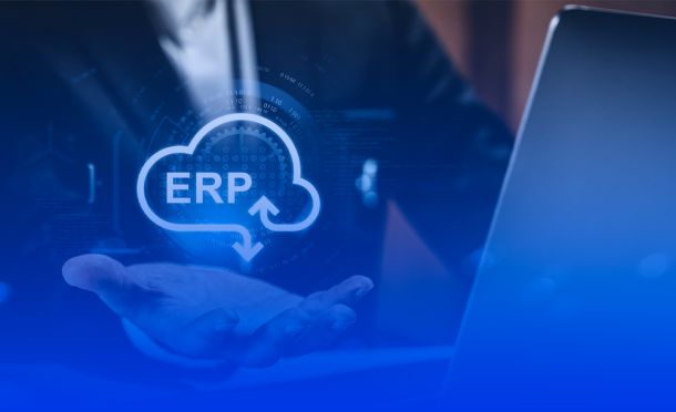 homem de terno em frente ao notebook com nome "ERP" escrito em nuvem sobre a mão