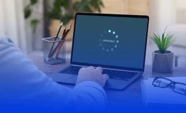 Protheus release 12.1.2510: imagem mostra notebook com símbolo carregando na tela.