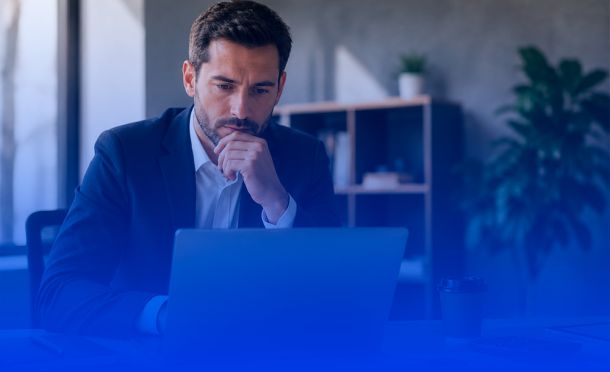 homem, empresário, de paletó, em frente ao notebook